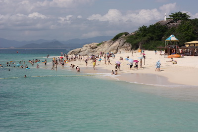 
Voici le seul lieu de baignade autoris (hors plonge sous-marine encadre) de l'le de wuzhizhou. A cet endroit, le sable est d'un blanc fabuleux, et la mer d'une couleur turquoise magique. Un vrai petit coin de paradis.
 