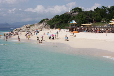 
Si les ombrelles sont  la mode chez les dames chinoises, aussi bien  la plage que dans les rues de Beijing en t, la plage est quipe de parasols et de stands de souvenirs et de petits restaurants.  A cet endroit, la foule devient assez
 