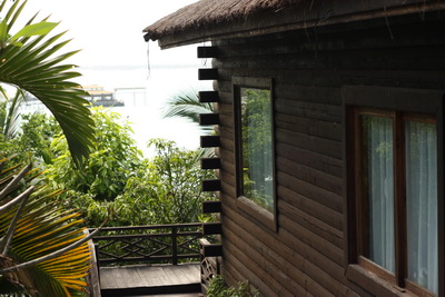
Chaque chalet est pourvu d'une vaste terrasse en bois, pour profiter pleinement de la vue et de la nature environnante.
 